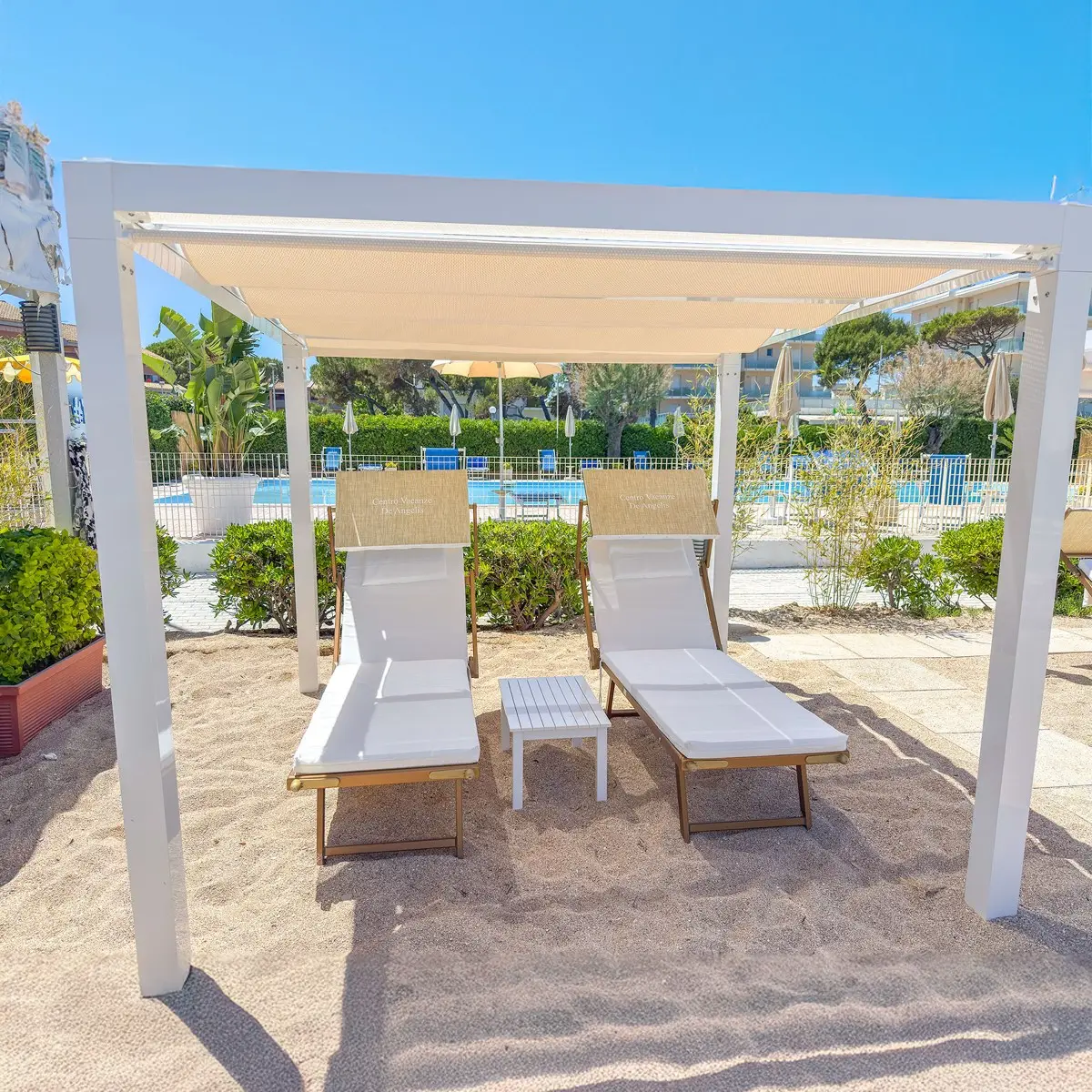 Gazebo con lettini bianchi sulla terrazza fronte mare del Beach Club