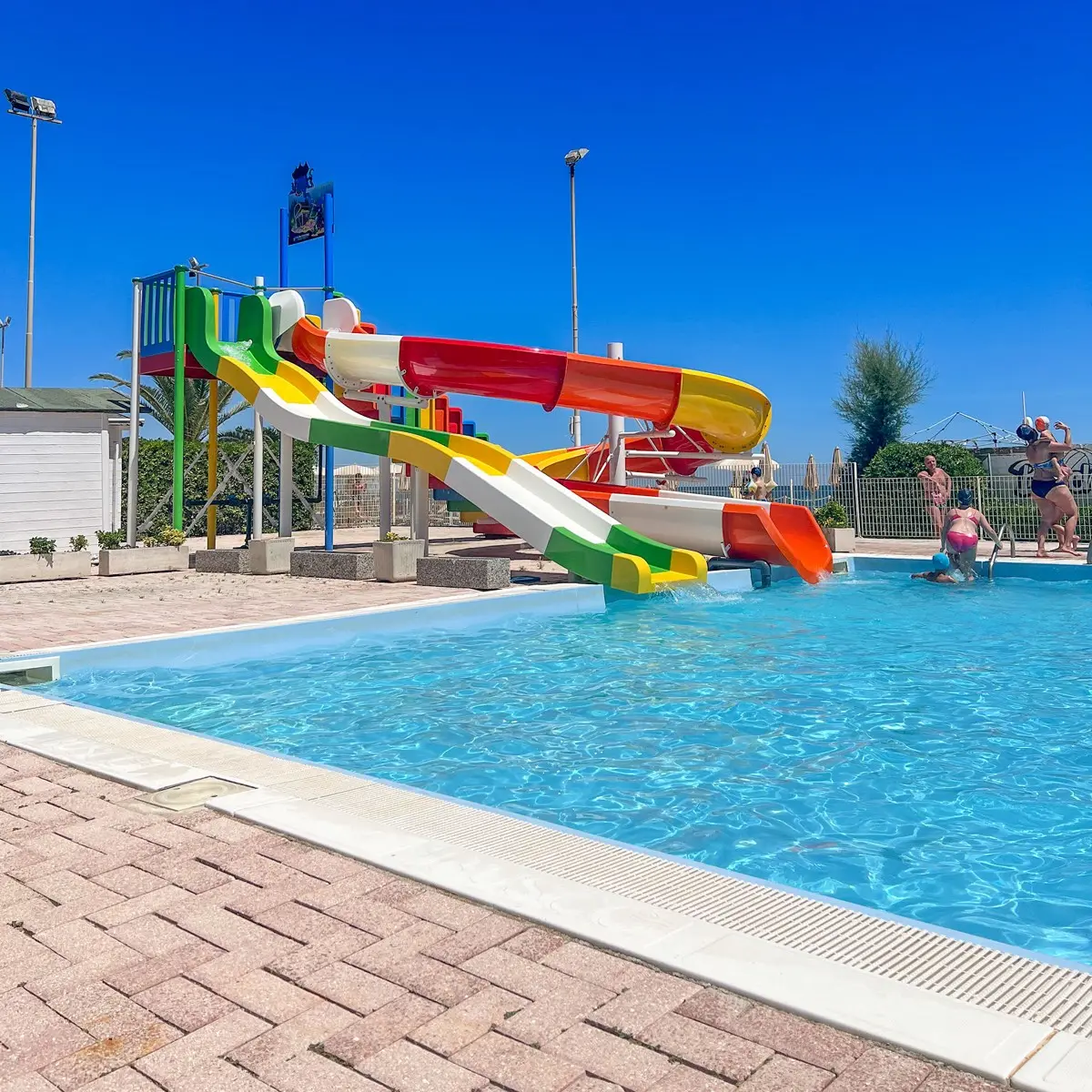 Scivoli colorati nella piscina vista mare del Beach Club
