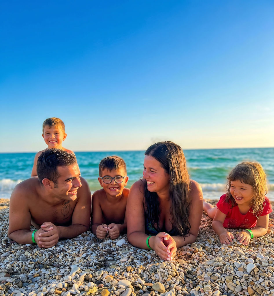 Famiglie in spiaggia Centro Vacanze Beach Club